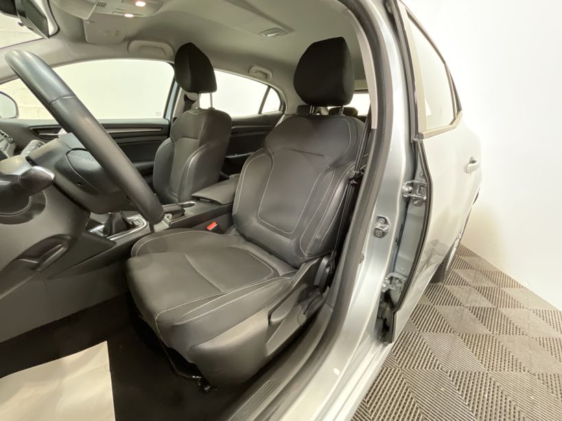 RENAULT MEGANE IV BERLINE 2022 - Photo n°9