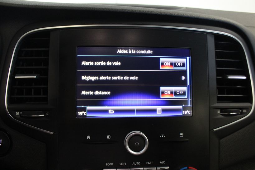 RENAULT MEGANE IV ESTATE 2017 - Photo n°17