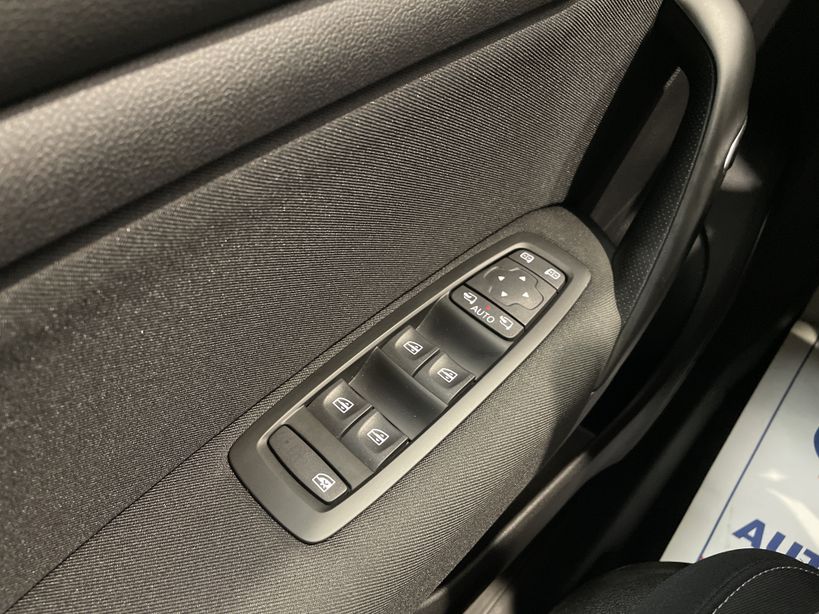 RENAULT MEGANE IV BERLINE 2021 - Photo n°17