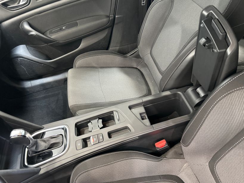 RENAULT MEGANE IV BERLINE 2023 - Photo n°19
