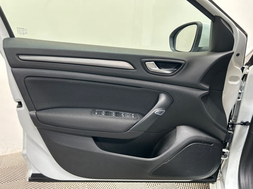 RENAULT MEGANE IV BERLINE 2023 - Photo n°30