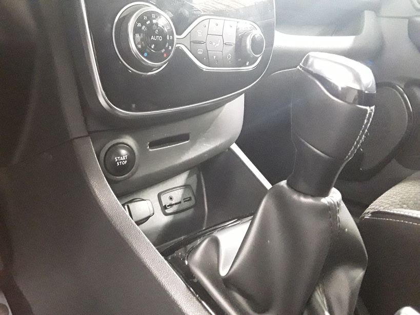 RENAULT CLIO IV 2017 - Photo n°16