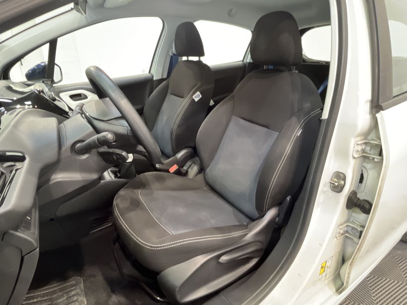 PEUGEOT 208 2015 - Photo n°10
