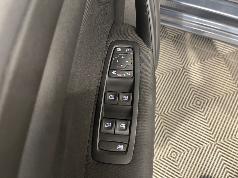 RENAULT MEGANE IV BERLINE 2021 - Photo n°10