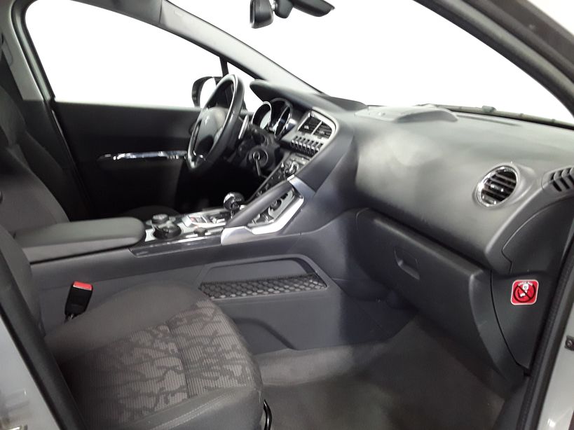 PEUGEOT 3008 HYBRID4 2012 - Photo n°8