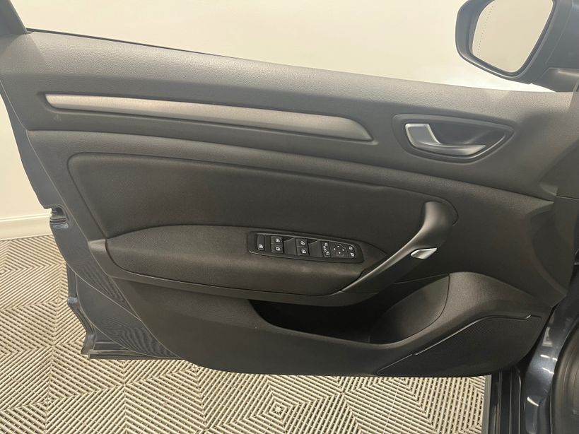 RENAULT MEGANE IV BERLINE 2021 - Photo n°24