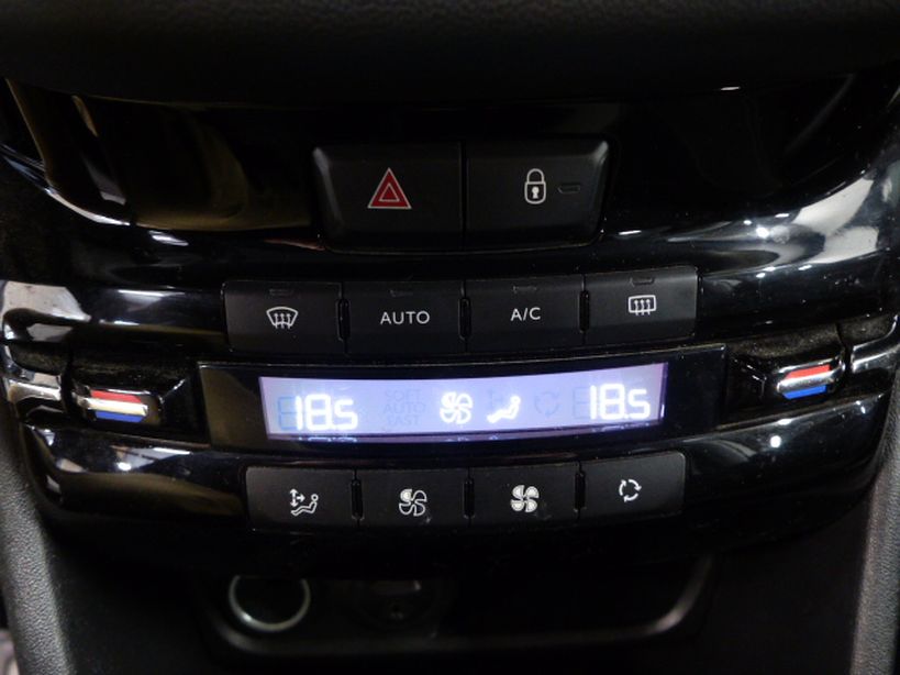 PEUGEOT 208 2013 - Photo n°13
