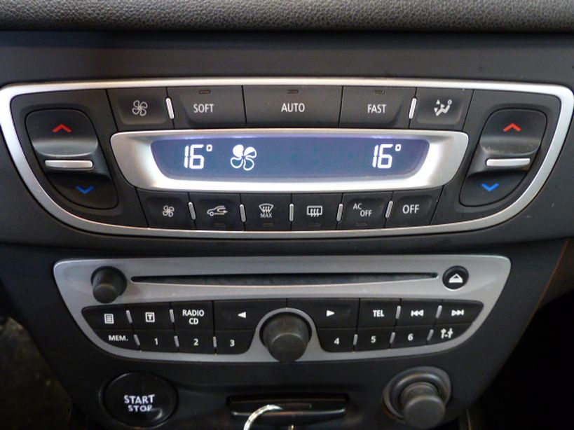 RENAULT MEGANE III BERLINE 2011 - Photo n°14