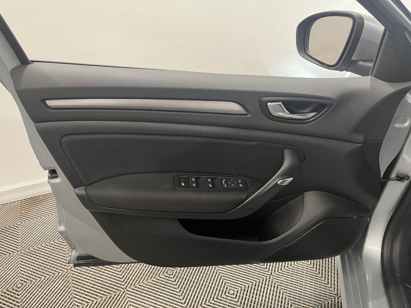 RENAULT MEGANE IV BERLINE 2023 - Photo n°34