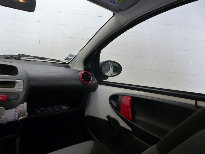 PEUGEOT 107 2013 - Photo n°9