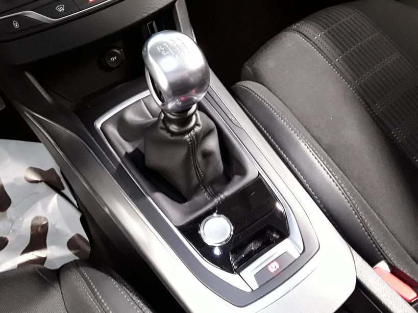 PEUGEOT 308 2018 - Photo n°16