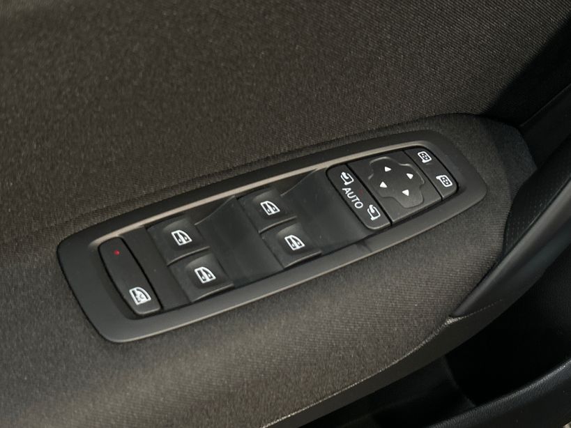 RENAULT MEGANE IV BERLINE 2023 - Photo n°32