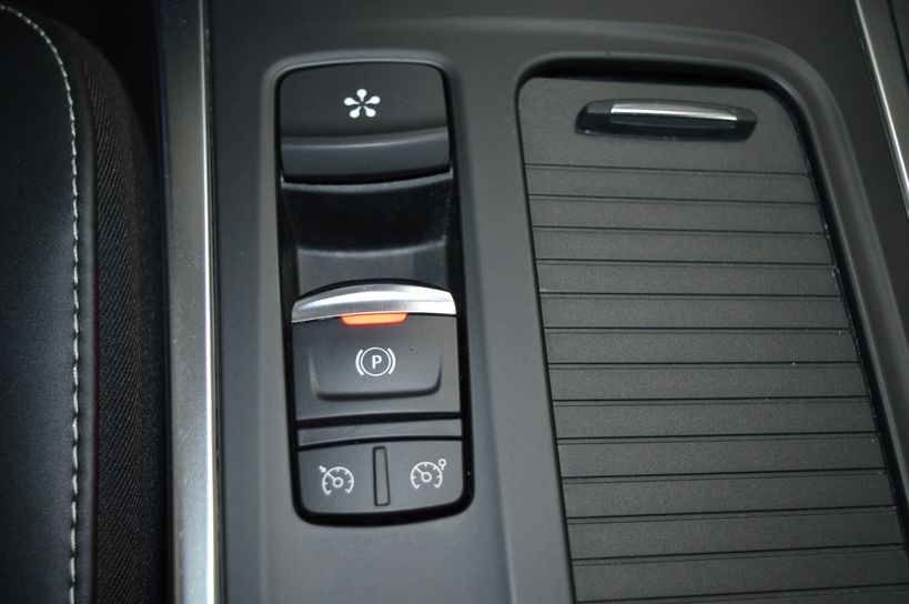 RENAULT MEGANE IV BERLINE 2018 - Photo n°21