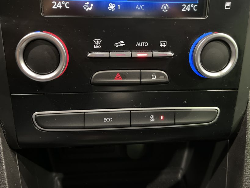 RENAULT MEGANE IV ESTATE 2017 - Photo n°17
