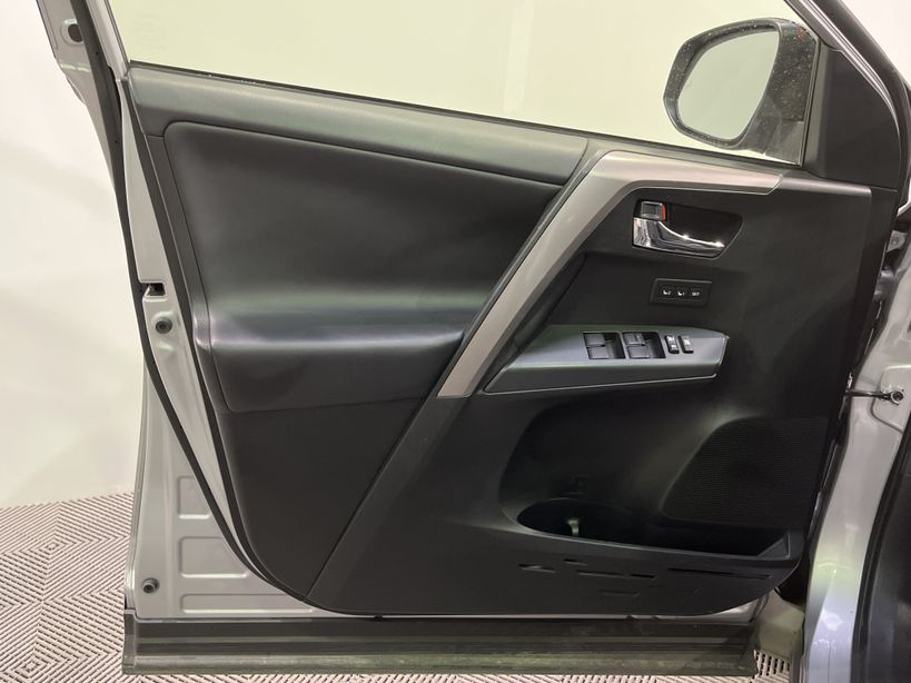 TOYOTA RAV4 HYBRIDE RC18 PRO 2019 - Photo n°31