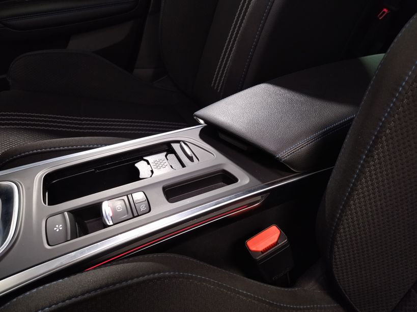 RENAULT MEGANE IV BERLINE 2020 - Photo n°25