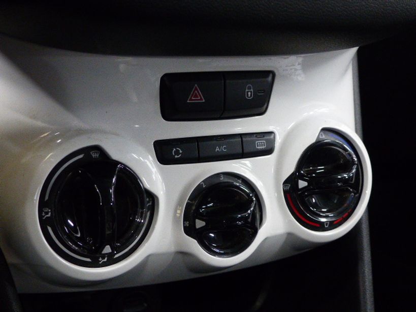 PEUGEOT 208 2014 - Photo n°7