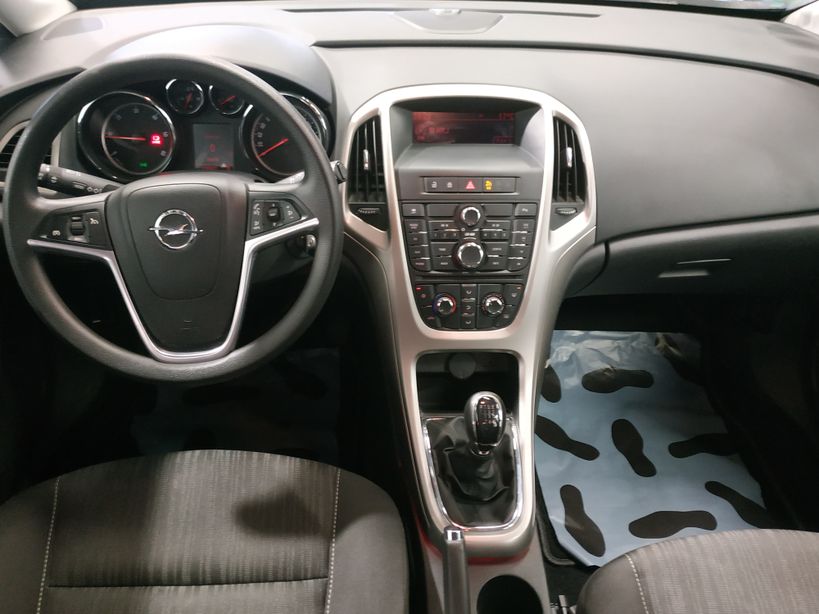 OPEL ASTRA SPORTS TOURER 2011 - Photo n°11