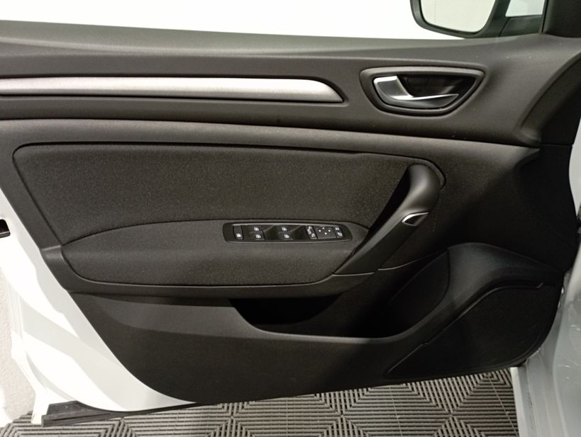 RENAULT MEGANE IV BERLINE 2021 - Photo n°32