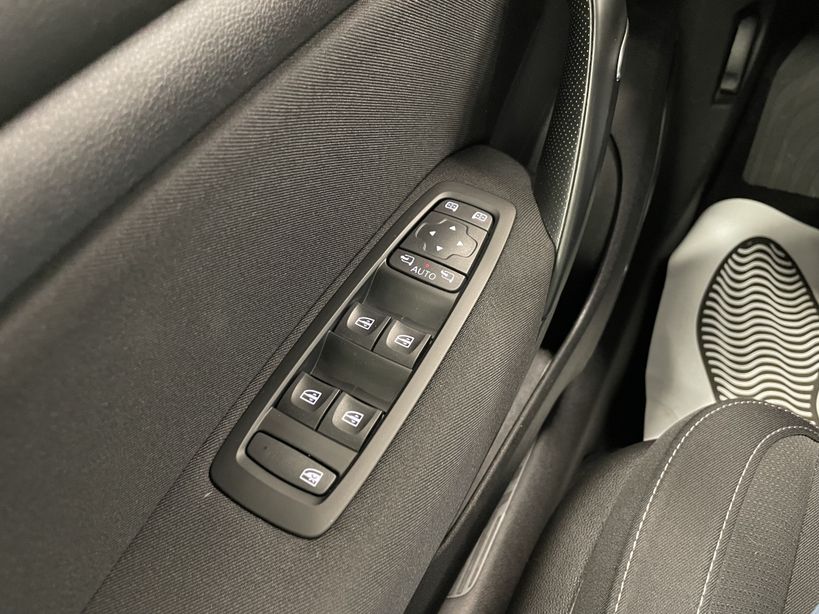 RENAULT MEGANE IV BERLINE 2022 - Photo n°16