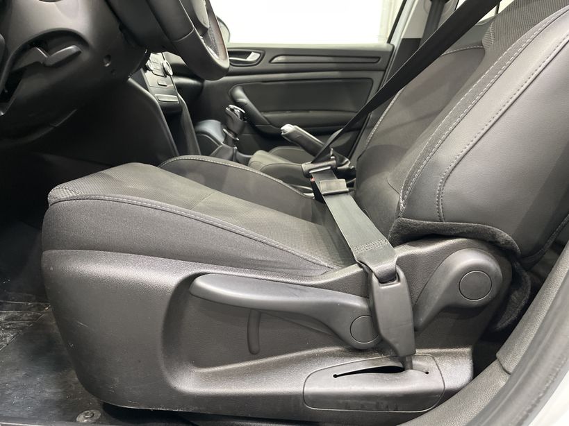 RENAULT MEGANE IV BERLINE 2021 - Photo n°35