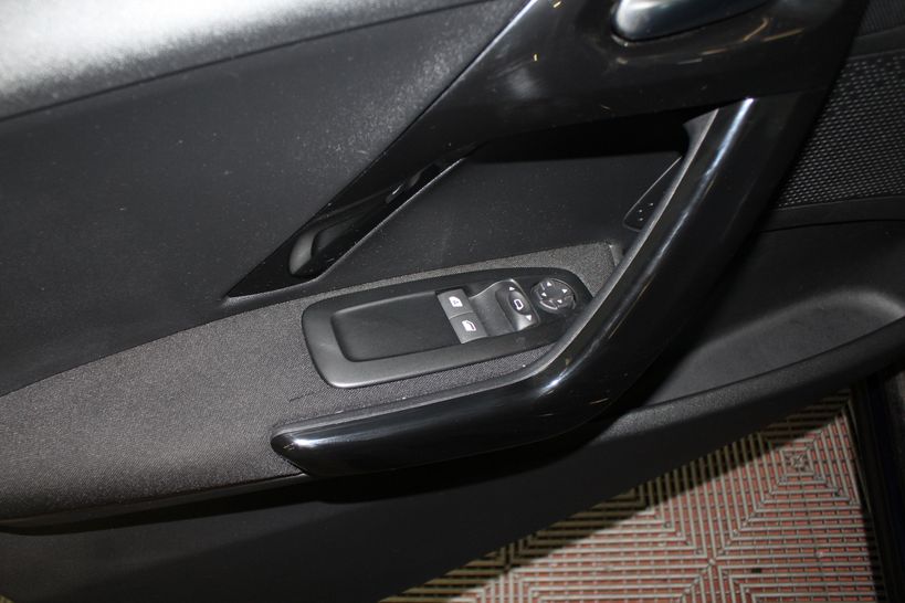 PEUGEOT 208 2018 - Photo n°8
