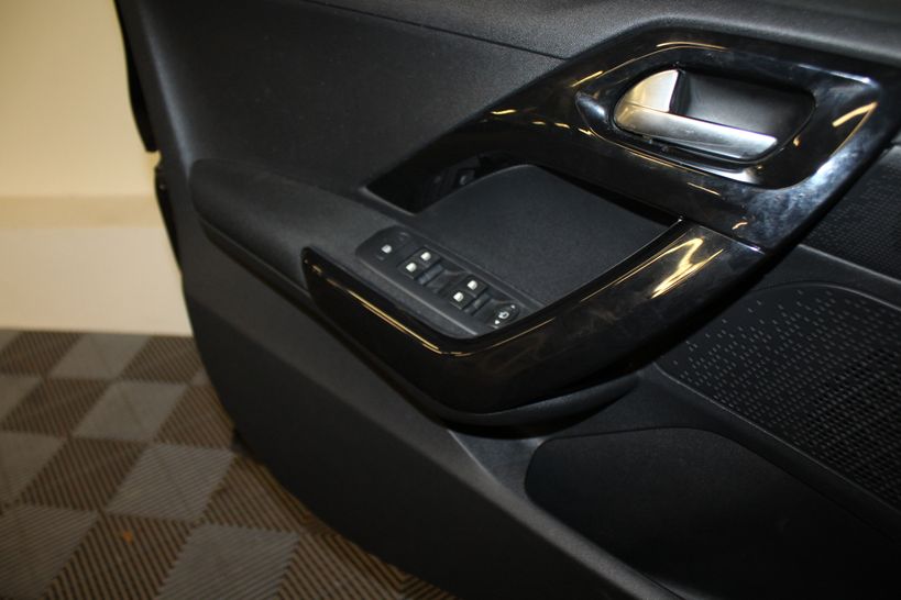 PEUGEOT 208 2015 - Photo n°17