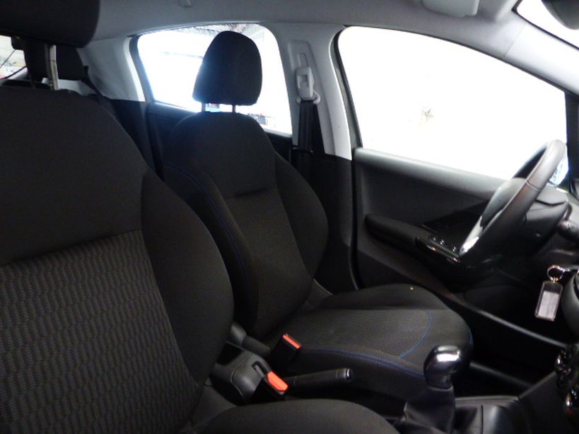 PEUGEOT 208 2019 - Photo n°6