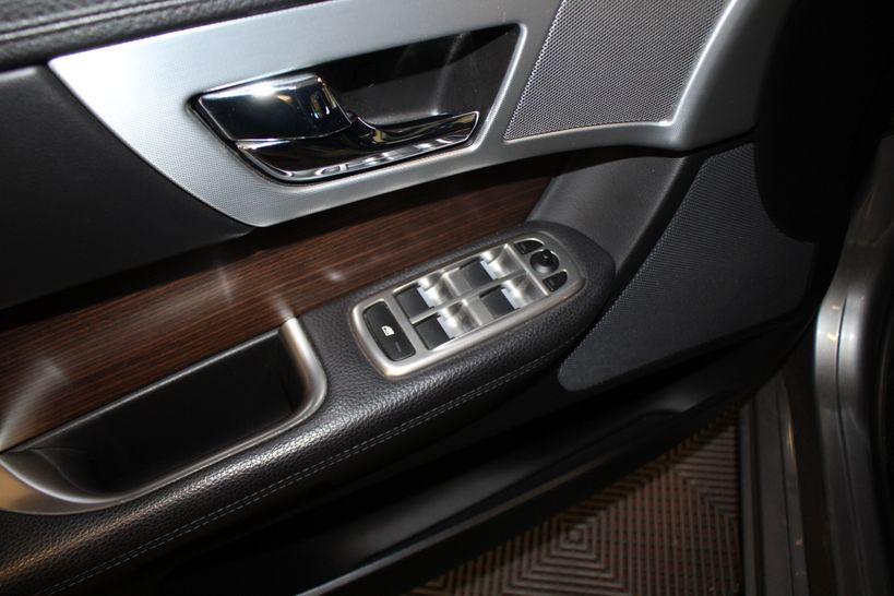 JAGUAR XF SPORTBRAKE 2013 - Photo n°11