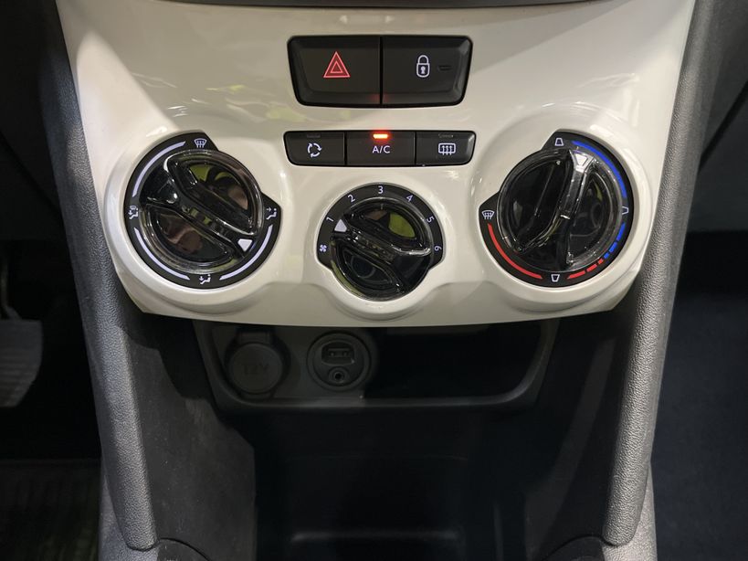 PEUGEOT 208 2015 - Photo n°14