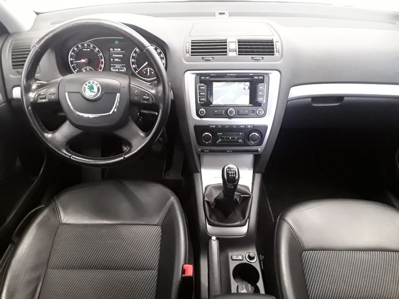 SKODA OCTAVIA COMBI 2012 - Photo n°18