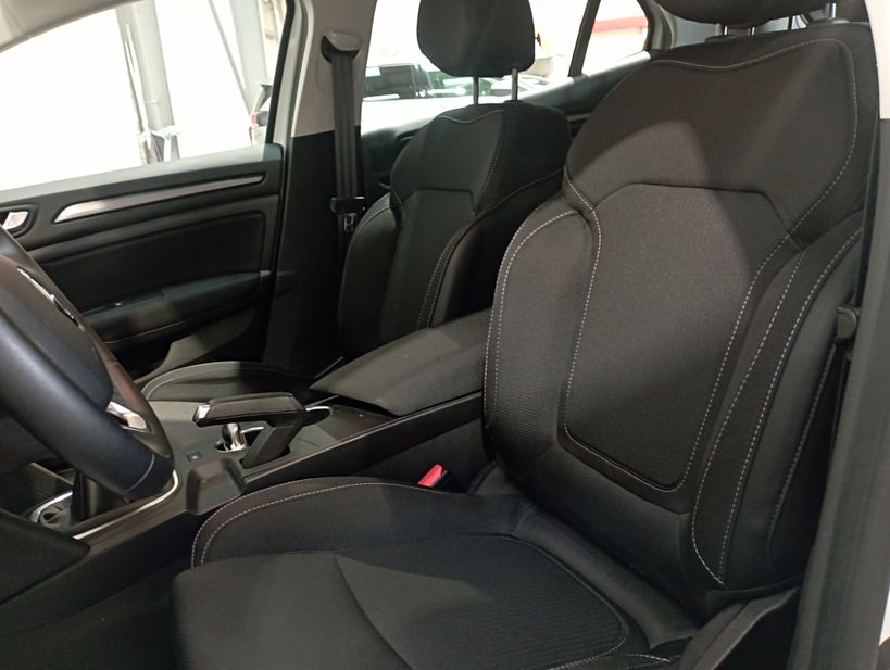 RENAULT MEGANE IV BERLINE 2021 - Photo n°11