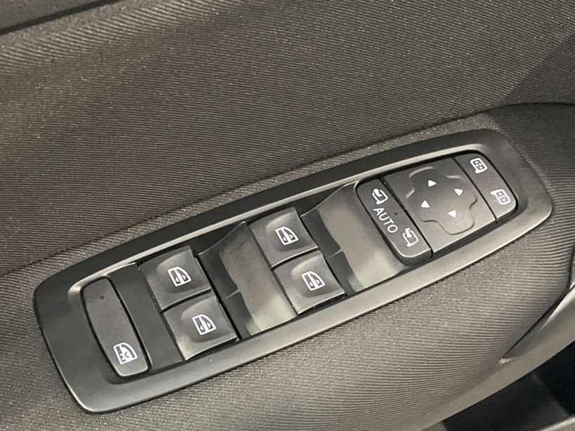 RENAULT MEGANE IV BERLINE 2021 - Photo n°32