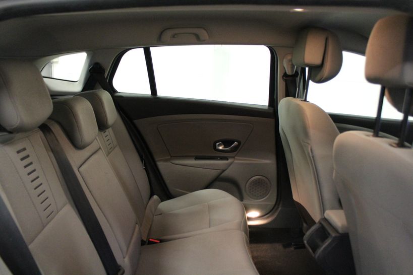 RENAULT MEGANE III ESTATE 2010 - Photo n°10