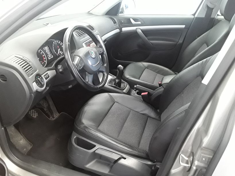 SKODA OCTAVIA COMBI 2012 - Photo n°17