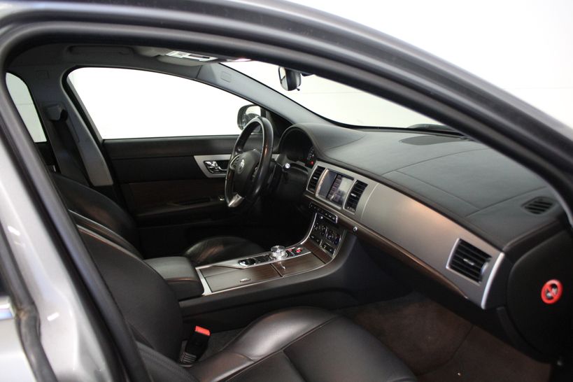 JAGUAR XF SPORTBRAKE 2013 - Photo n°6