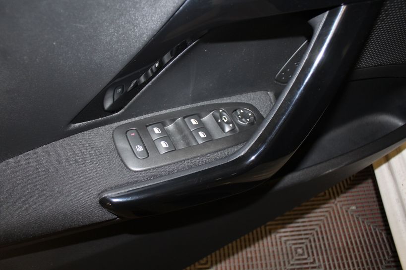 PEUGEOT 208 2019 - Photo n°11