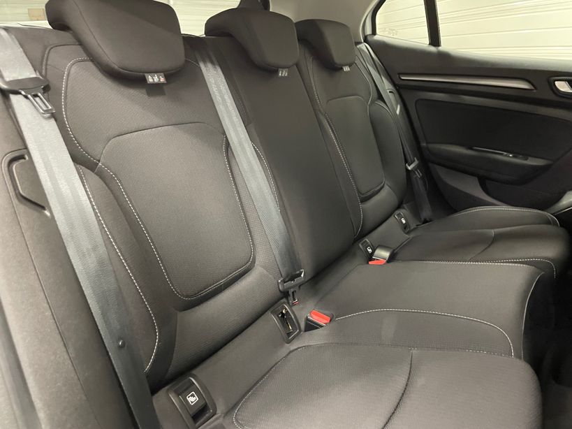 RENAULT MEGANE IV BERLINE 2021 - Photo n°12