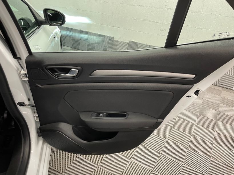 RENAULT MEGANE IV BERLINE 2021 - Photo n°35