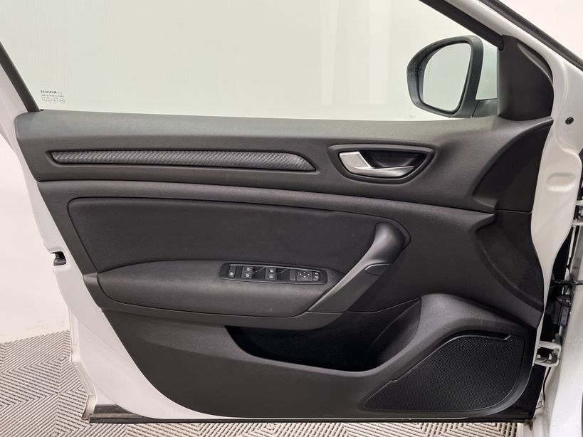 RENAULT MEGANE IV BERLINE 2021 - Photo n°32
