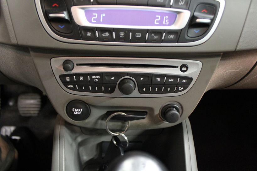 RENAULT MEGANE III ESTATE 2010 - Photo n°7