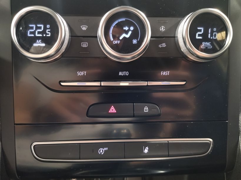 RENAULT MEGANE IV BERLINE 2021 - Photo n°18