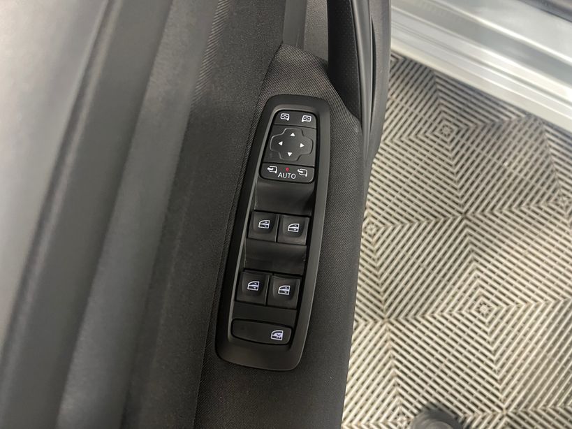 RENAULT MEGANE IV BERLINE 2022 - Photo n°10
