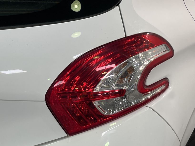 PEUGEOT 208 2015 - Photo n°7