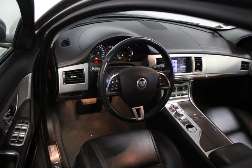 JAGUAR XF SPORTBRAKE 2013 - Photo n°10