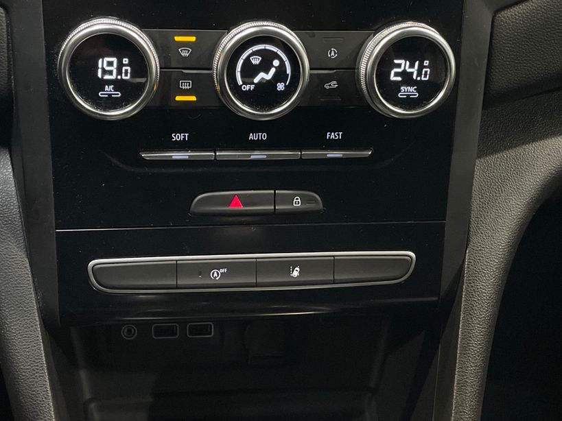 RENAULT MEGANE IV BERLINE 2021 - Photo n°16
