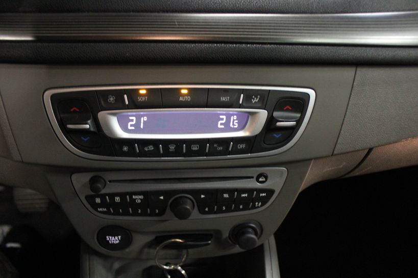 RENAULT MEGANE III ESTATE 2010 - Photo n°13