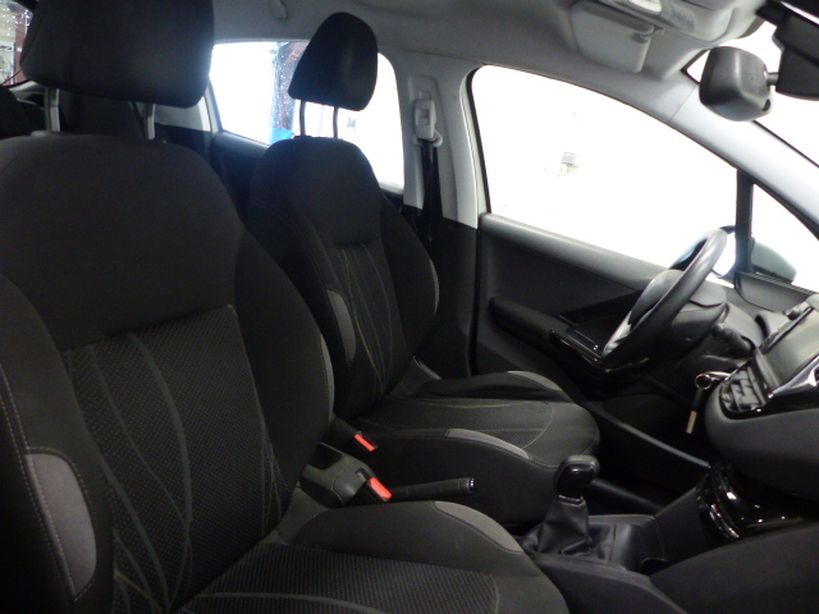PEUGEOT 208 2013 - Photo n°6