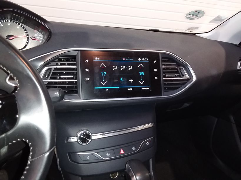 PEUGEOT 308 2018 - Photo n°8