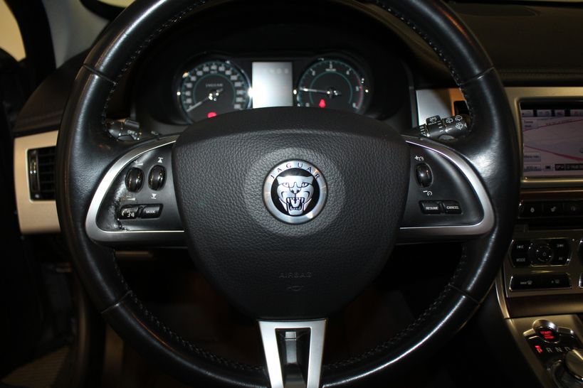 JAGUAR XF SPORTBRAKE 2013 - Photo n°17